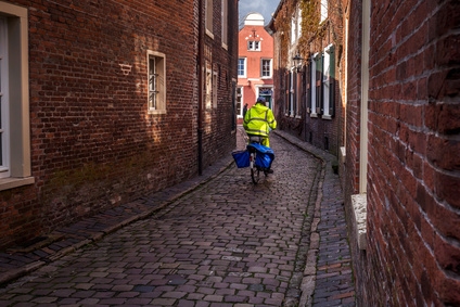 Radfahrer mit Warnjacke