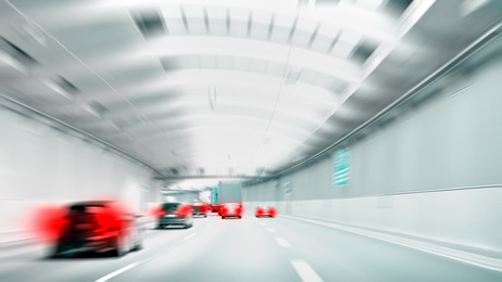 Autos in einem Tunnel in verwischter Darstellung