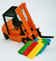 Modell eines umgekippten Gabelstaplers