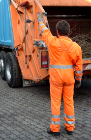 Mitarbeiter weist LKW ein