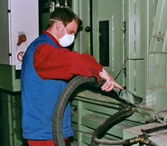 Reinigungsarbeiten an Sortieranlage