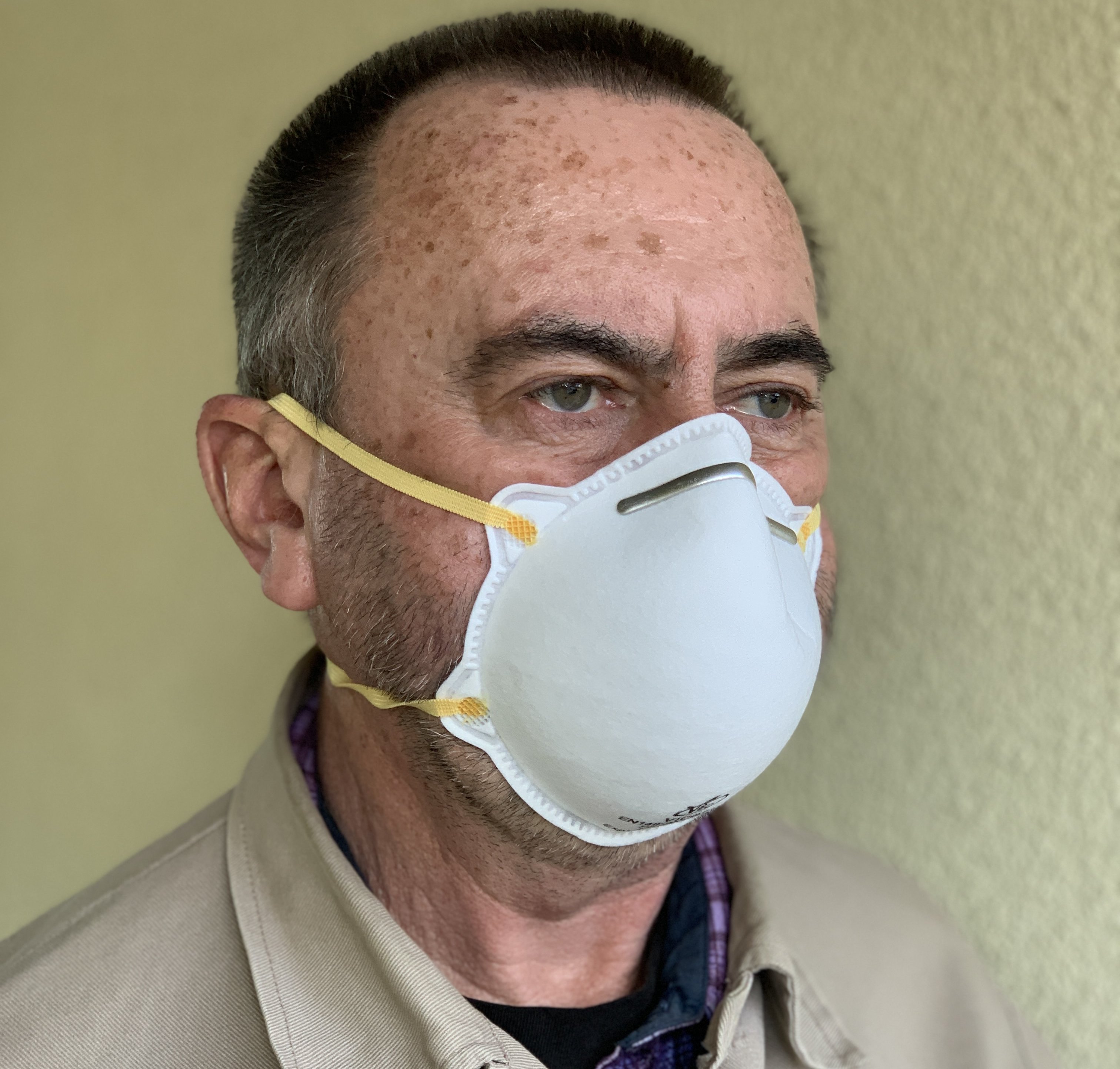 Mitarbeiter mit Staub-Schutzmaske