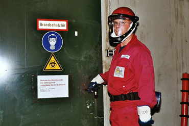 Mitarbeiter mit Schutzkleidung