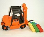 Modell eines umgestürzten Gabelstaplers
