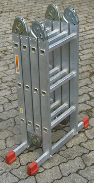 Zusammengeklappte Mehrzweckleiter
