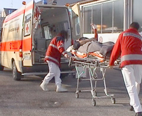 Transport eines Verletzten durch Sanitäter