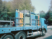 Transport von Druckgasflaschen auf Fahrzeug