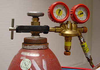 Acetylenflasche mit Druckregler, Sicherheitsmanometern und Sicherheitseinrichtung mit Flammensperre, Gasrücktrittsicherung und Nachströmsperre