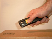 Sachgemäßes Öffnen einer Verpackung mit einem Messer 1