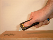 Sachgemäßes Öffnen einer Verpackung mit einem Messer 2