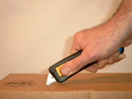 Sachgemäßes Öffnen einer Verpackung mit einem Messer 3