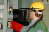 Mitarbeiter an Schaltschrank