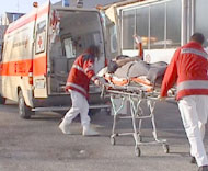 Transport eines Verletzten durch Sanitäter