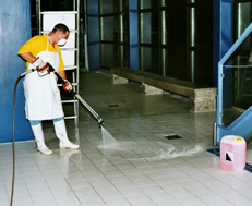 Mitarbeiter mit Hochdruckreinigungsgerät