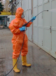 Mitarbeiter mit Hochdruckreinigungsgerät
