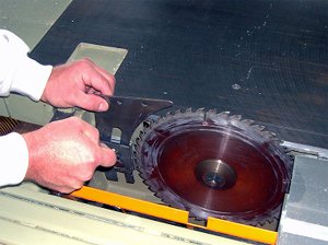 Einstellung der Schutzhaube auf Werkstückdicke