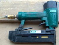 Mit Druckluft betriebener Tacker