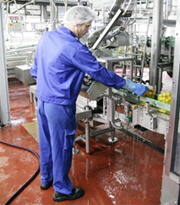 Beschäftigter an Maschine